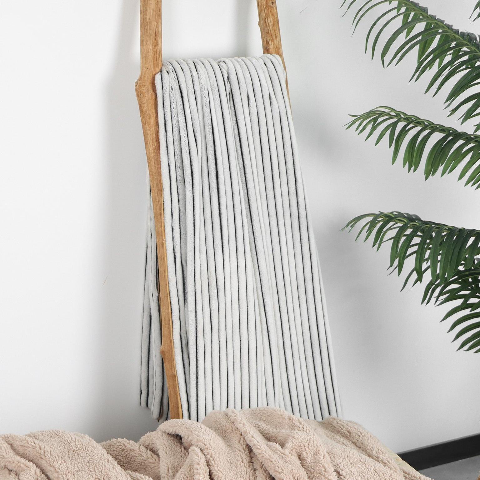 Cozy Blanket Throw for Layering — 100% Polyester, Soft & Drape, Machine Washable | Lumuwala