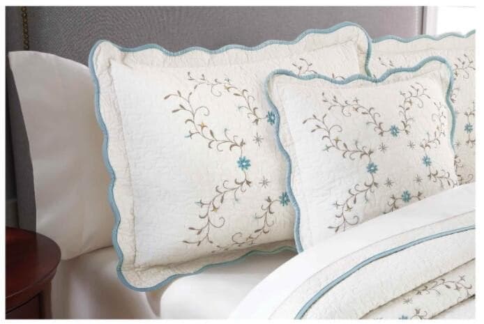 Sophisticated Coverlet Set for Elegant Sleep — Ophelia Design, Soft Finish, Twin/Queen/King | Lumuwala — view 3