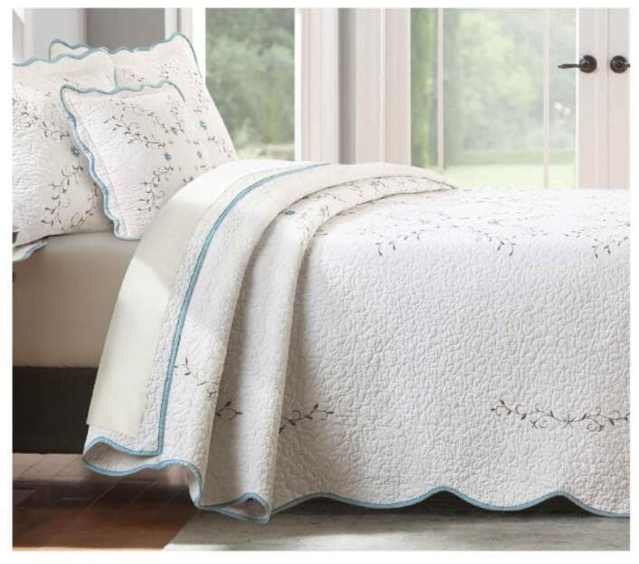 Sophisticated Coverlet Set for Elegant Sleep — Ophelia Design, Soft Finish, Twin/Queen/King | Lumuwala — view 4